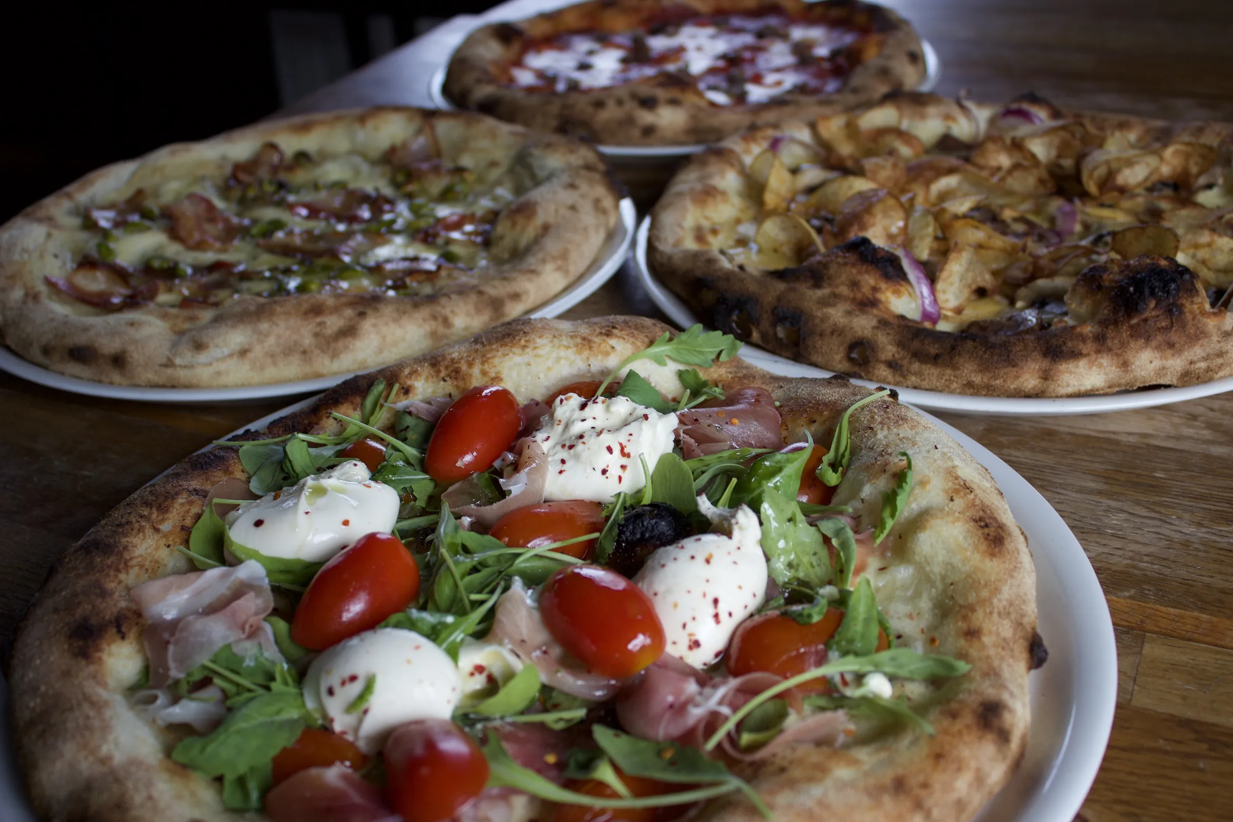 Eldbakaðar pizzur frá Pizzasmiðjunni á borði